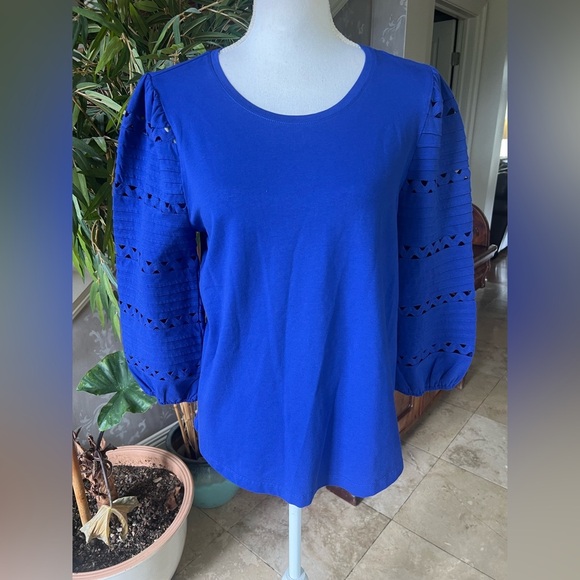 Chico’s ladies  blue puff sleeve top excellent condition. Medium NWOT. - Picture 3 of 9